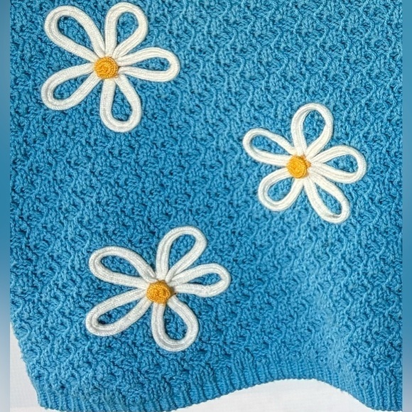 Preloved Willow & Wind Blue Daisy Knit Crop Top Tank & Skirt Set Size Medium - Picture 4 of 8